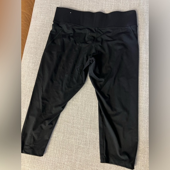 PINK Victorias Secret Capri length yoga pants - Picture 2 of 4